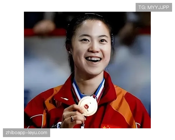 王楠连吃个饭都能被围观，这明星气场是真没法顶啊！